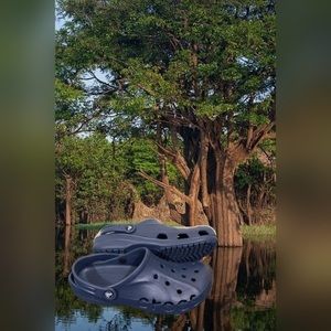 Crocs sz:11 🐊 Relocating Pair of Crocs (Navy Blue)